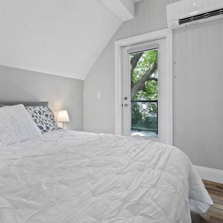 Entire 1 Bedroom Apartment Across From Google - Br5 Kitchener Buitenkant foto