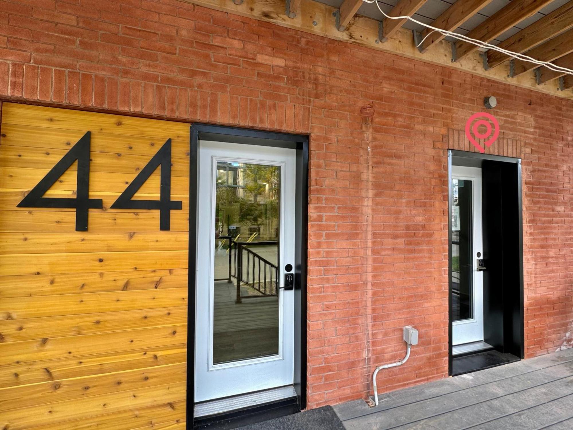 Entire 1 Bedroom Apartment Across From Google - Br5 Kitchener Buitenkant foto