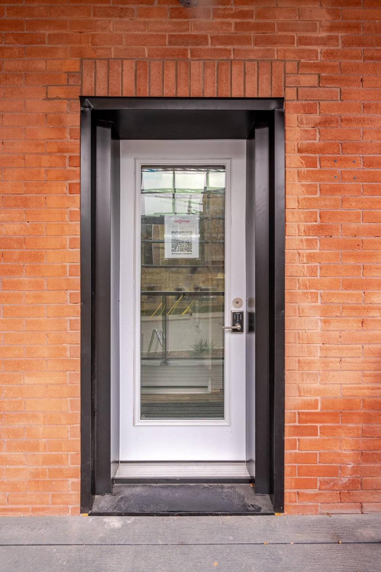 Entire 1 Bedroom Apartment Across From Google - Br5 Kitchener Buitenkant foto