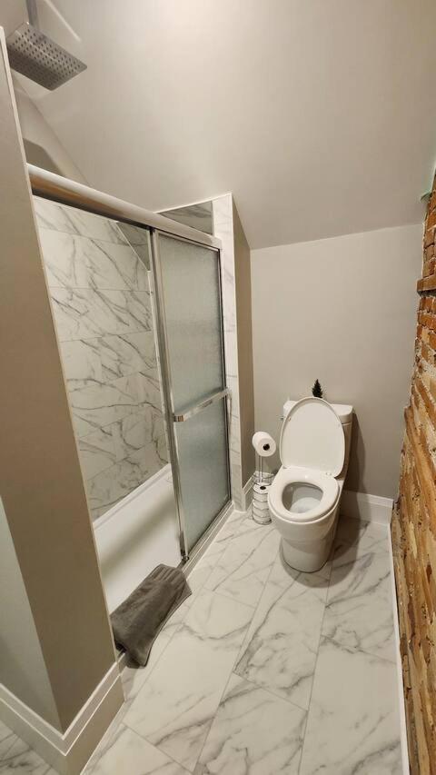 Entire 1 Bedroom Apartment Across From Google - Br5 Kitchener Buitenkant foto