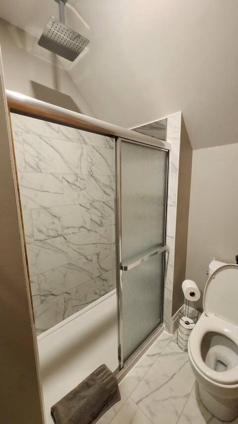 Entire 1 Bedroom Apartment Across From Google - Br5 Kitchener Buitenkant foto