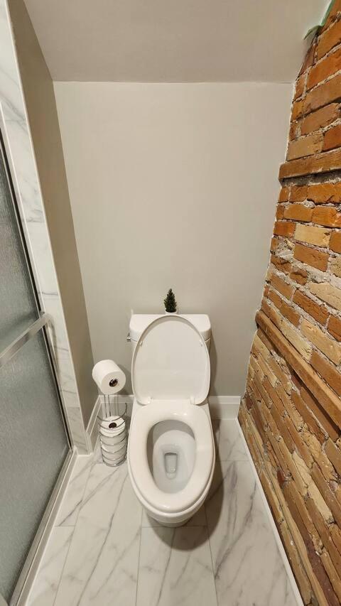 Entire 1 Bedroom Apartment Across From Google - Br5 Kitchener Buitenkant foto