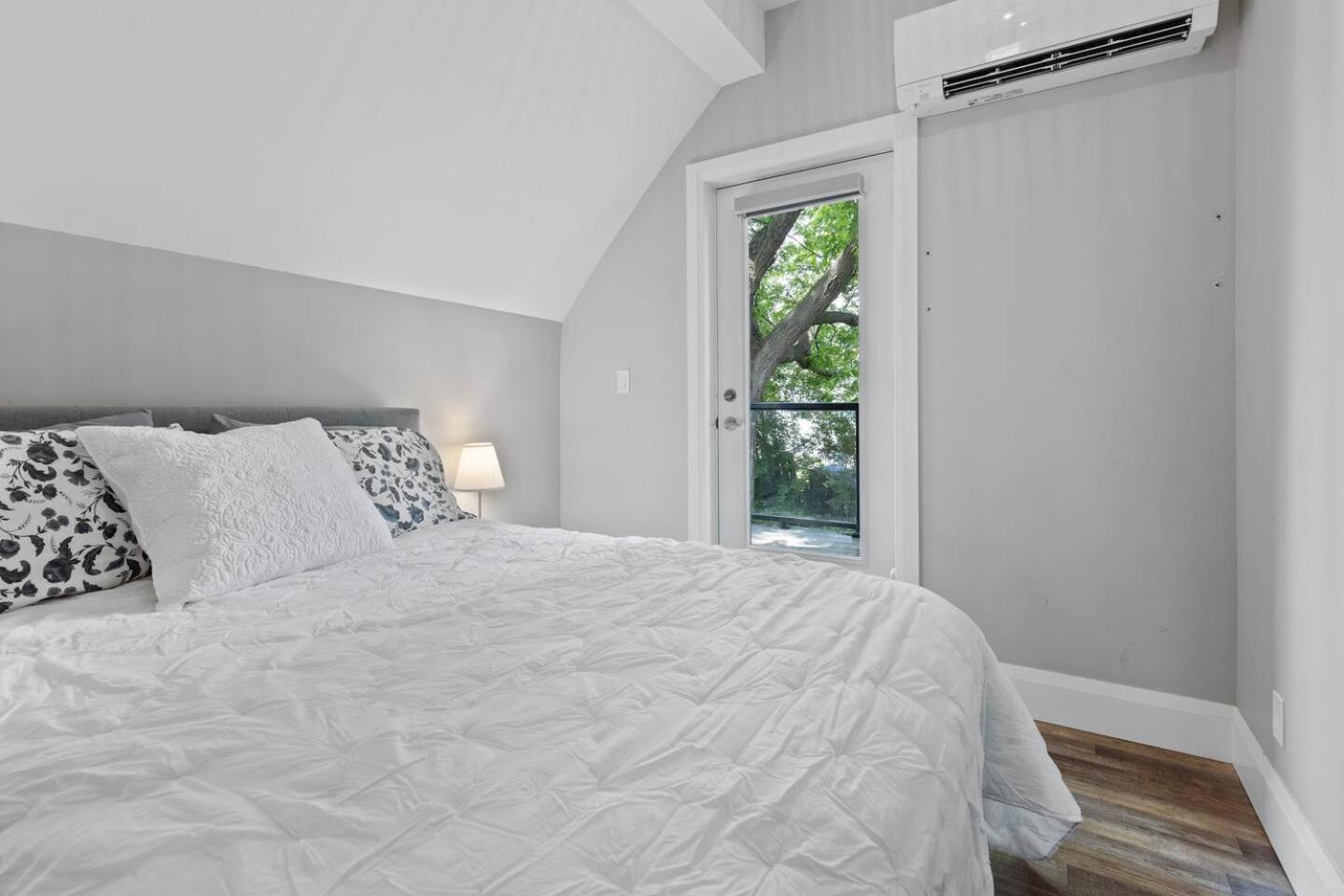 Entire 1 Bedroom Apartment Across From Google - Br5 Kitchener Buitenkant foto