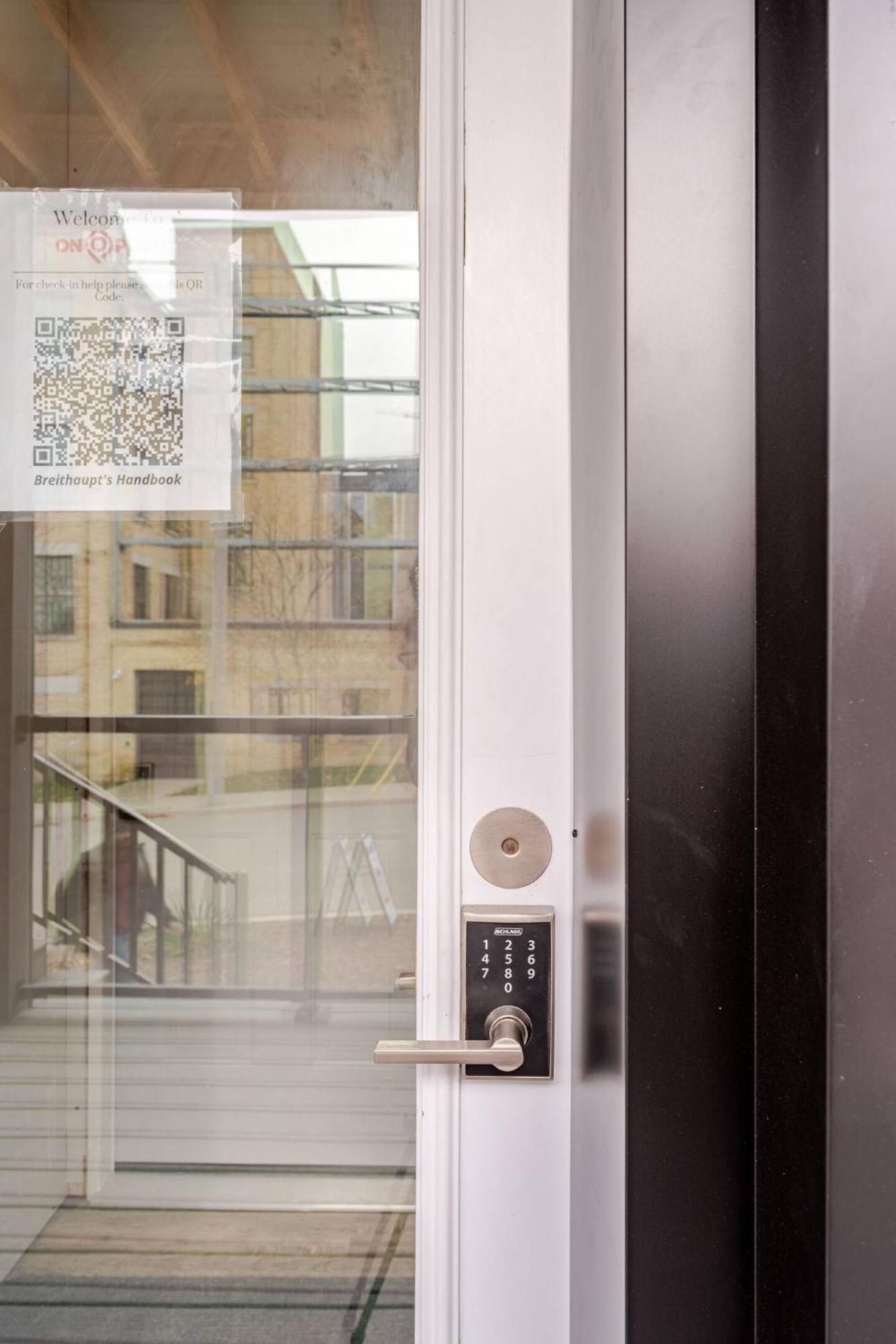 Entire 1 Bedroom Apartment Across From Google - Br5 Kitchener Buitenkant foto