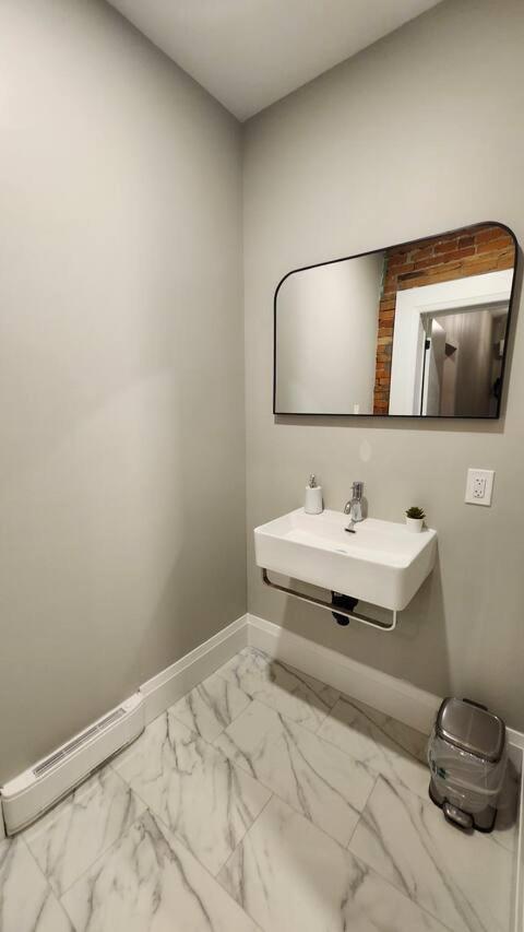 Entire 1 Bedroom Apartment Across From Google - Br5 Kitchener Buitenkant foto